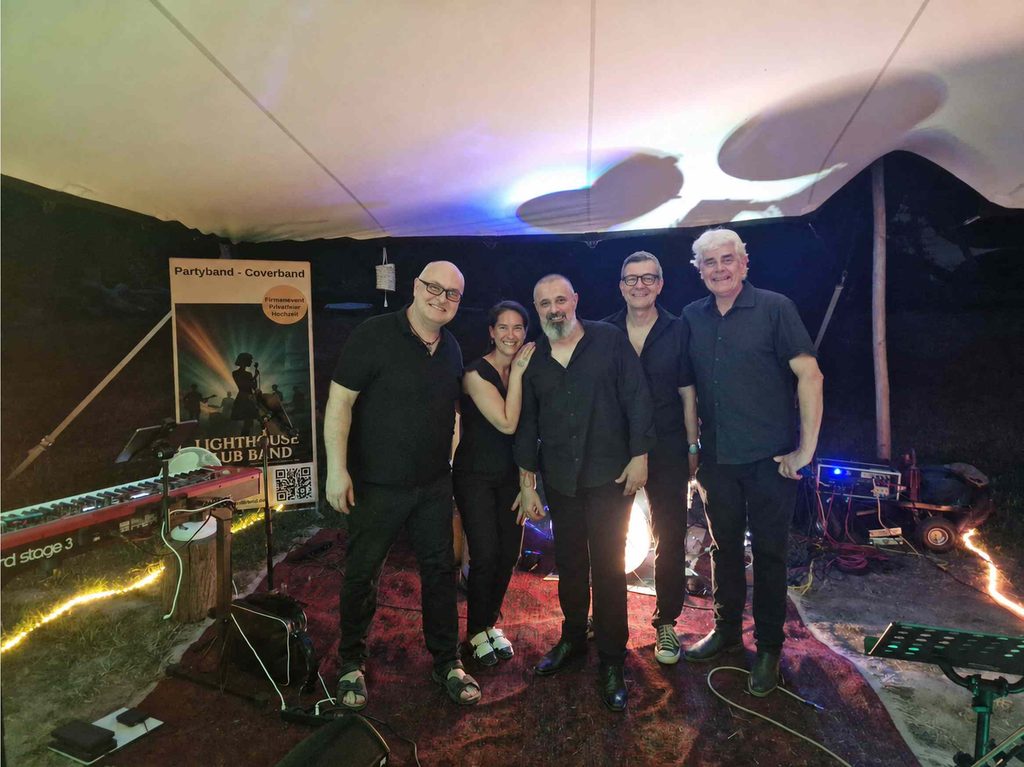 Lighthouse Club Band: Party- und Coverband für Firmenfeiern, Hochzeiten, Stadtfeste und Events in Mainz, Wiesbaden und Frankfurt. Funk, Soul, Pop, Disco und Partyklassiker – live gespielt von fünf erfahrenen Musikern mit einer Sängerin, die nicht nur auf der Bühne steht, sondern den Kontakt zum Publikum sucht. Die Lighthouse Club Band begleitet Firmenfeiern, Stadtfeste, Sommerfeste, Hochzeiten und weitere Veranstaltungen in Mainz, Wiesbaden, Frankfurt und im gesamten Rhein-Main-Gebiet.